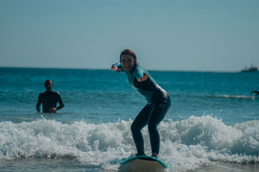 Iniciação ao Surf: Dicas para Iniciantes com o Pé Direito!